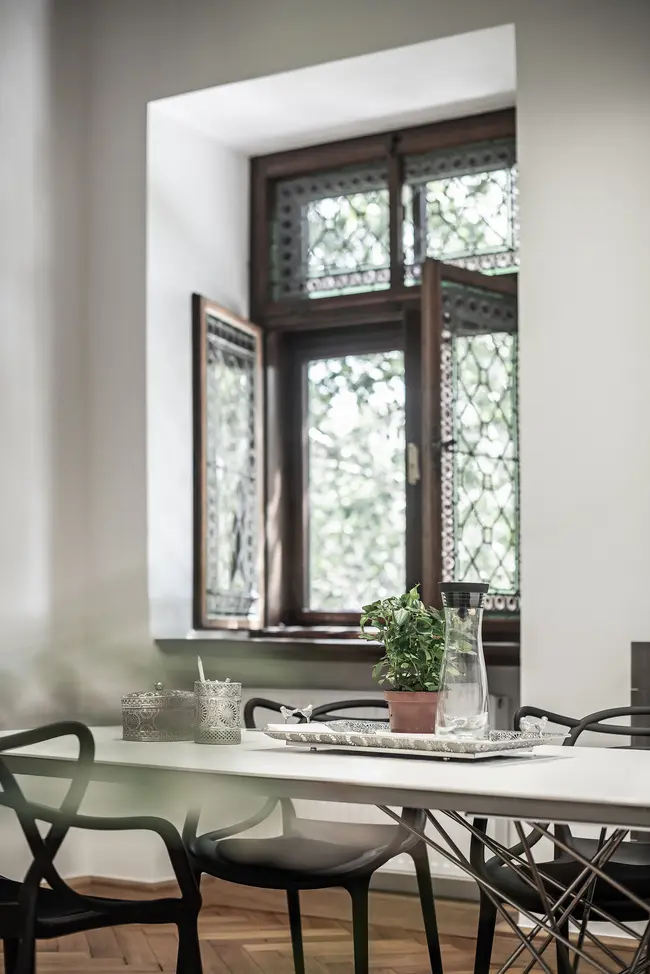 Schreibtisch vor einem Fenster im Büro