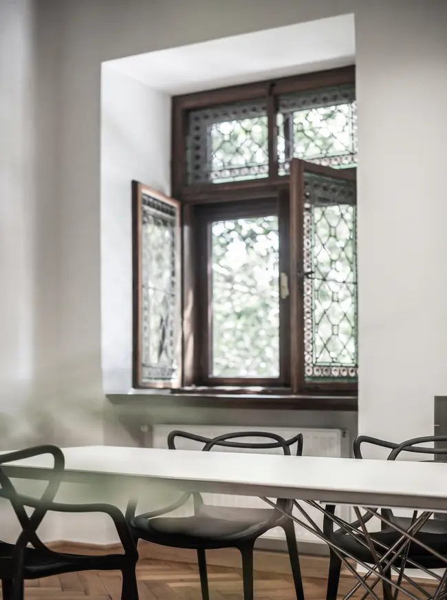 Schreibtisch vor einem Fenster im Büro (KI-generierter Inhalt)